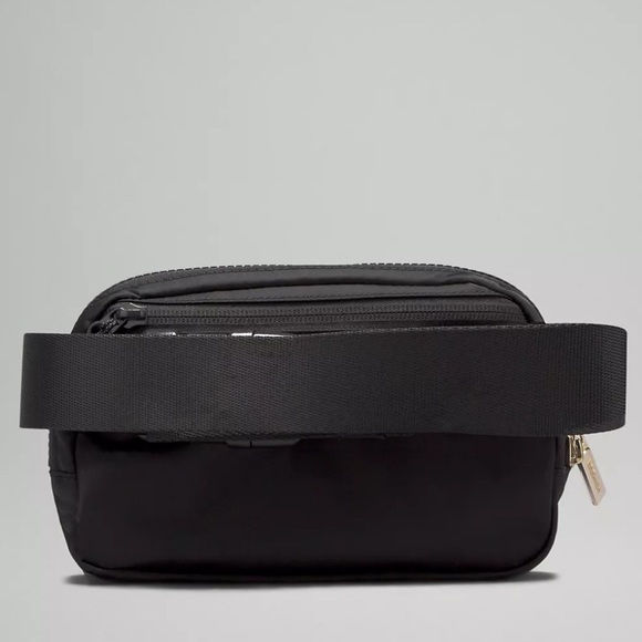 Lululemon Black & Gold Everywhere Belt Bag Crossbody Bag EBB Nwt - Picture 3 of 6